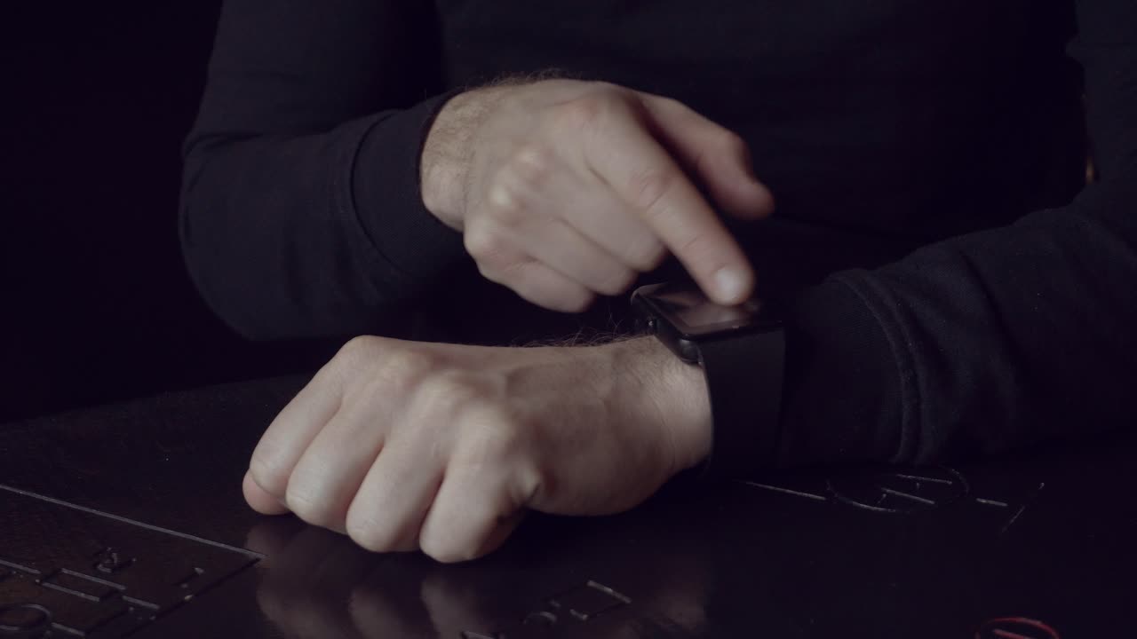 persona que utiliza un reloj inteligente