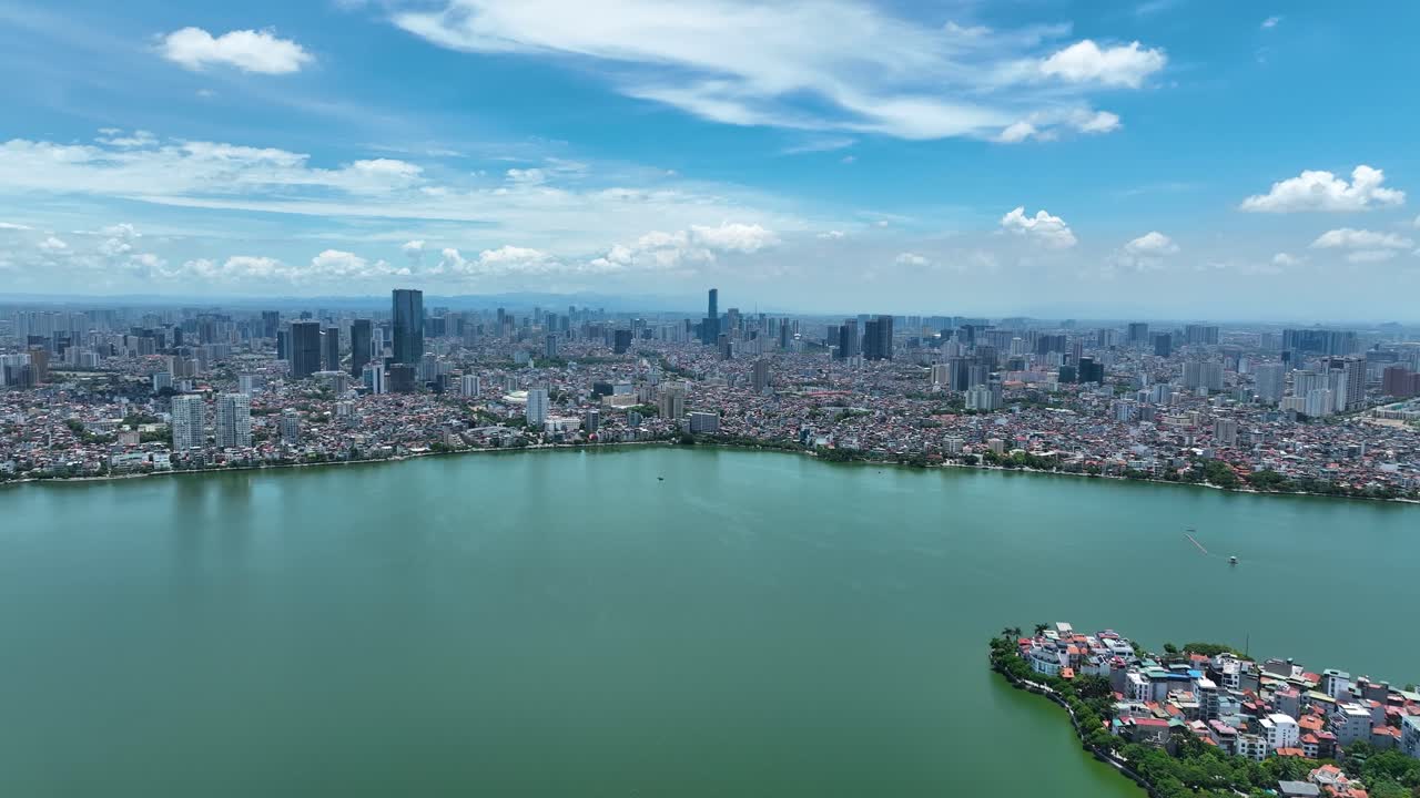 베트남 하노이에 있는 타이 호 호수 (tay ho lake) 의 공중 촬영 영상. 아시아에서는 7월  ⁇ 은 날 4k로 mavic 3 classic로 촬영되었습니다.
