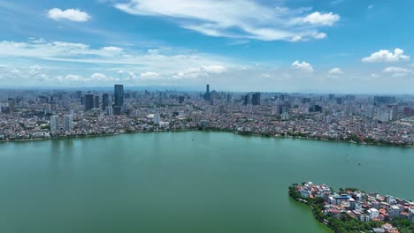 imágenes cinematográficas de barrido aéreo del lago tay ho en hanoi, vietnam, asia filmadas en un mavic 3 clásico en 4k en un día soleado de julio, dron