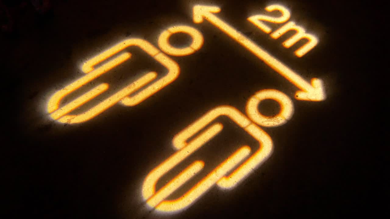 distanciamiento social logotipo de 2 m de distancia letrero de piso iluminado inglaterra covid-19