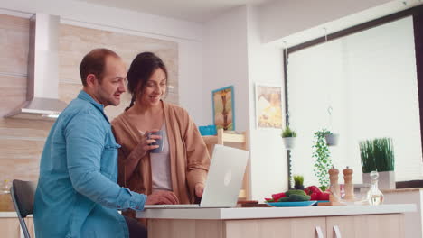 pareja sonriendo en la pantalla de la computadora portátil
