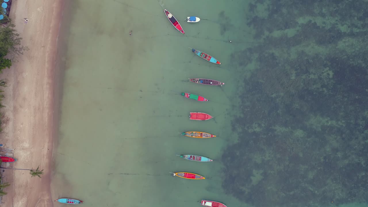 열대 해변 의 은 푸른 물 에 주차 된 배 들 의 공중 사진