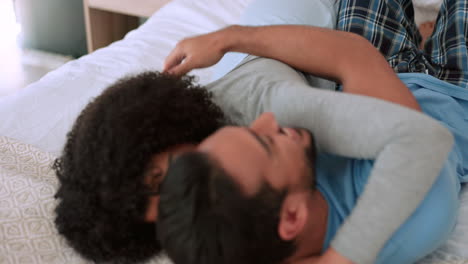 el amor en el dormitorio, el abrazo de la mañana