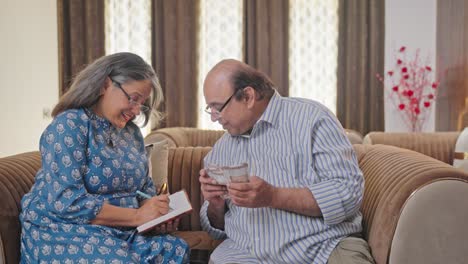 Feliz-Pareja-De-Ancianos-Indios-Calculando-Dinero-A-Fin-De-Mes