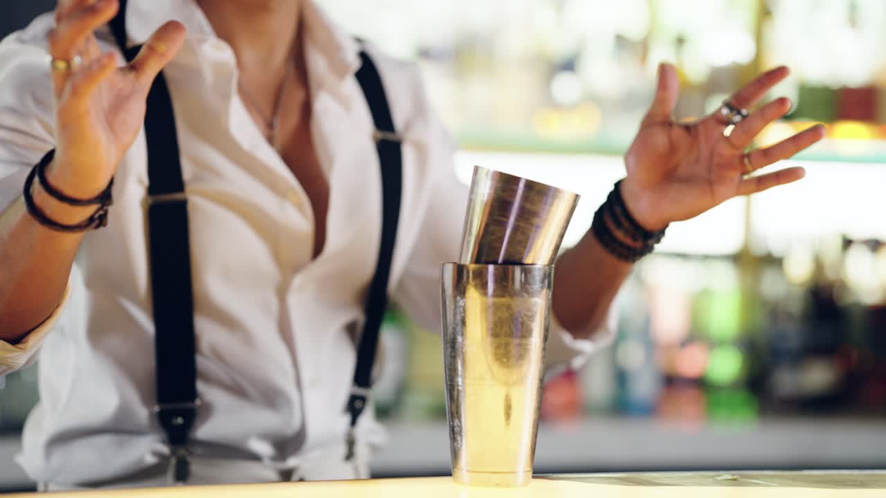 Barman che agita un cocktail in un bar elegante