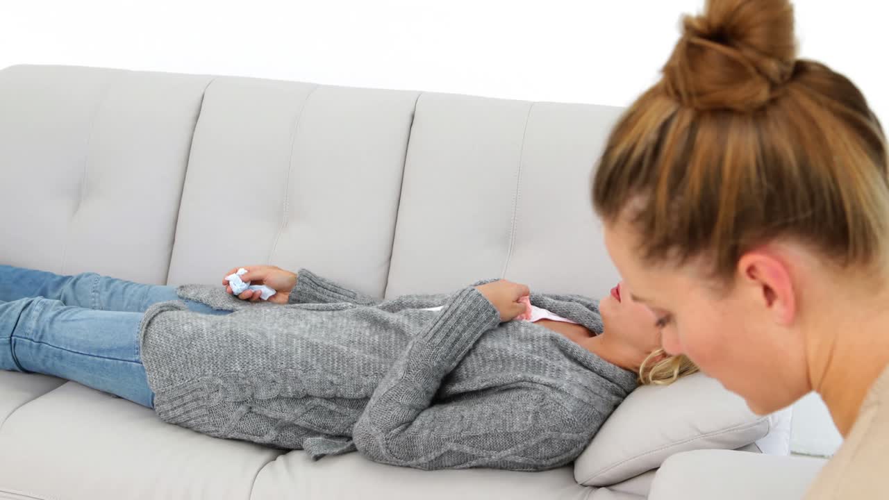 소파 에 누워 있는 화가 난 금발 여자 가 자기 의 문제 를 설명 하고 있다