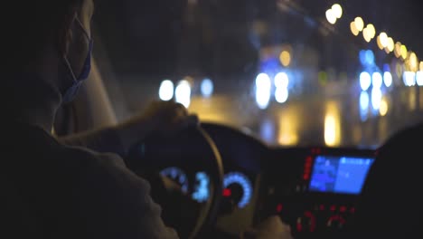 의료 마스크를 입은 젊은 남자가 밤의 도시 도로를 달리고 있습니다.