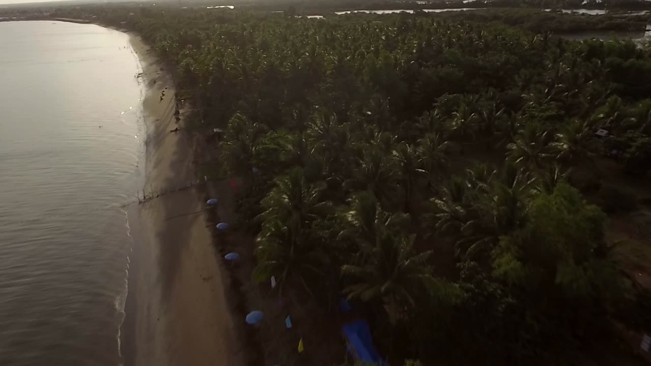 playa de arena vacía y hermoso mar tranquilo en un día nublado, drone aéreo