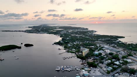 Antena-Sobre-Los-Cayos-De-Florida-Al-Amanecer-Cerca-De-Key-West,-Florida