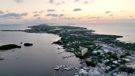 aérea sobre los cayos de florida al amanecer cerca de key west florida