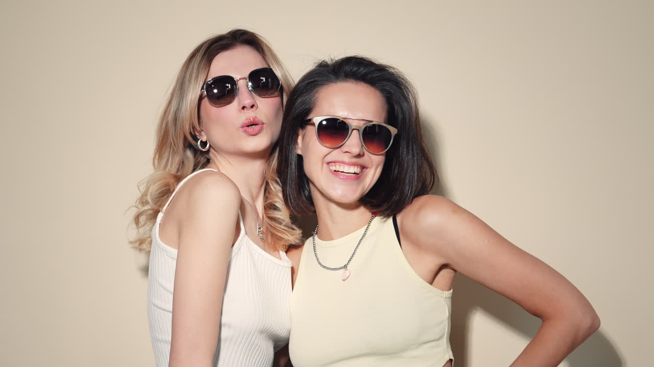 dos mujeres felices con gafas de sol