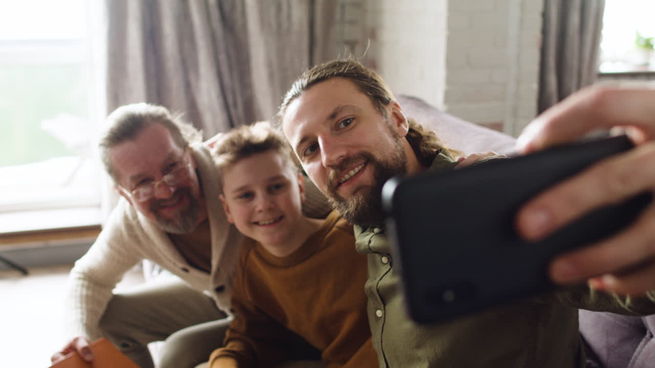 familia en la sala de estar