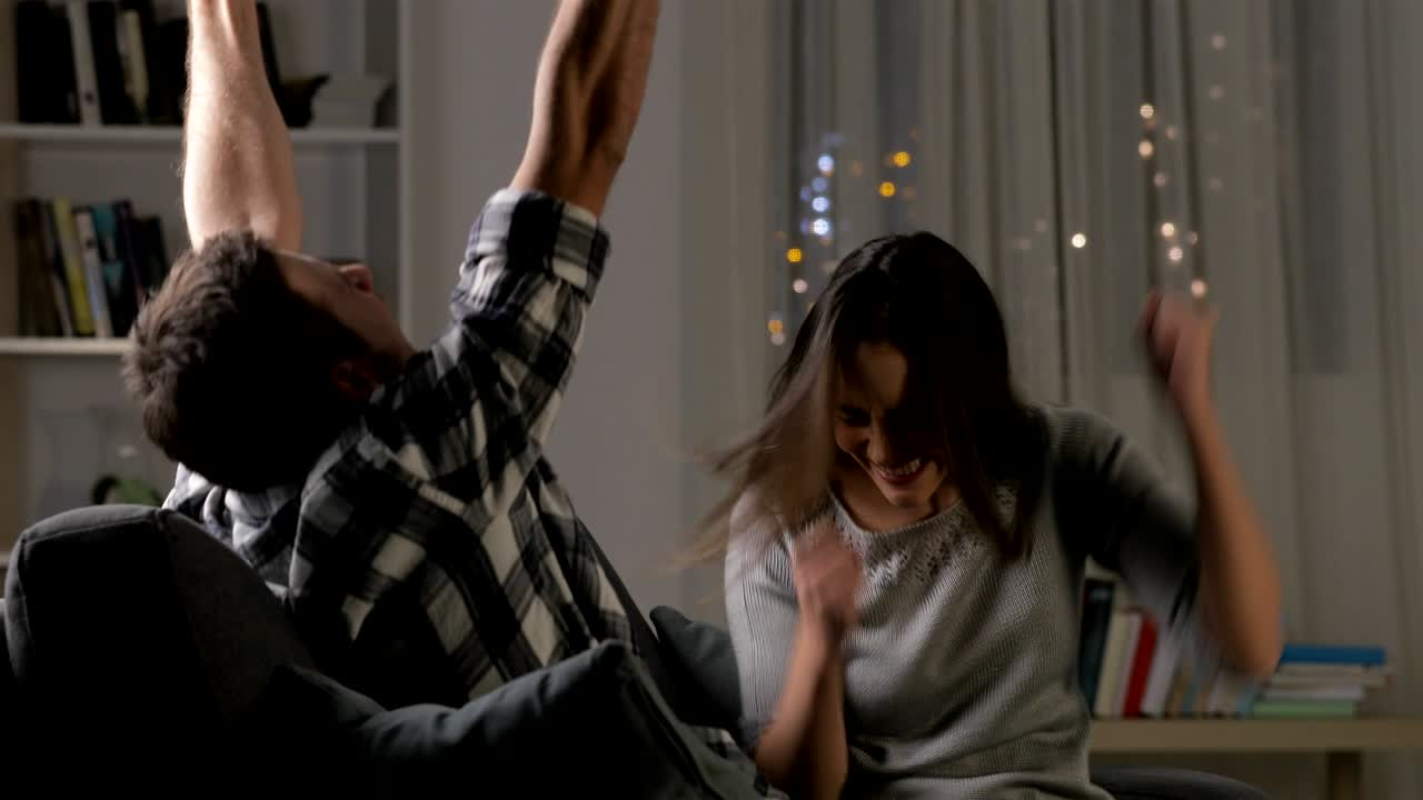 amigos emocionados celebrando buenas noticias en casa