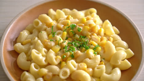 macarrones con queso cremoso de maíz en un plato