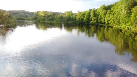 Himmels--Und-Waldlandschaftsreflexion-Auf-Flusswasser-Während-Der-Goldenen-Sonnenuntergangszeit