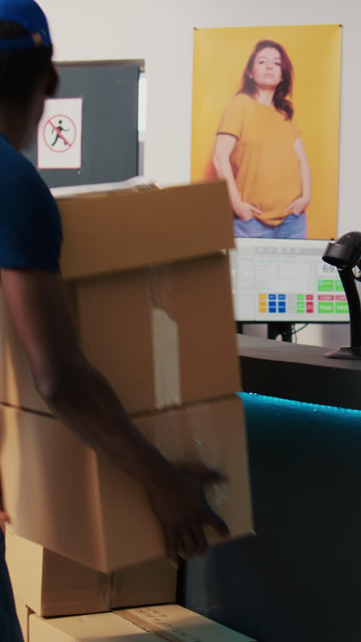 Il cliente invia un pacco all'ufficio postale