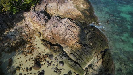 Felsen-Einsamer-Sandstrand-Insel-Koh-Lipe-Thailand