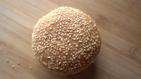 Bun-with-sesame-seeds-rotates