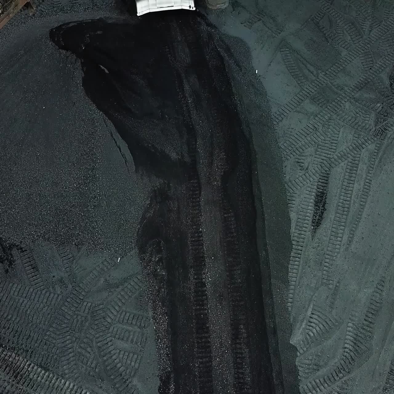 excavadora en el almacén de carbón