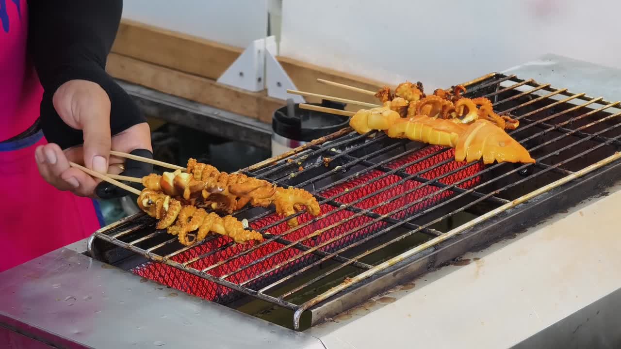 거리 음식 상점 에서 긴 오징어