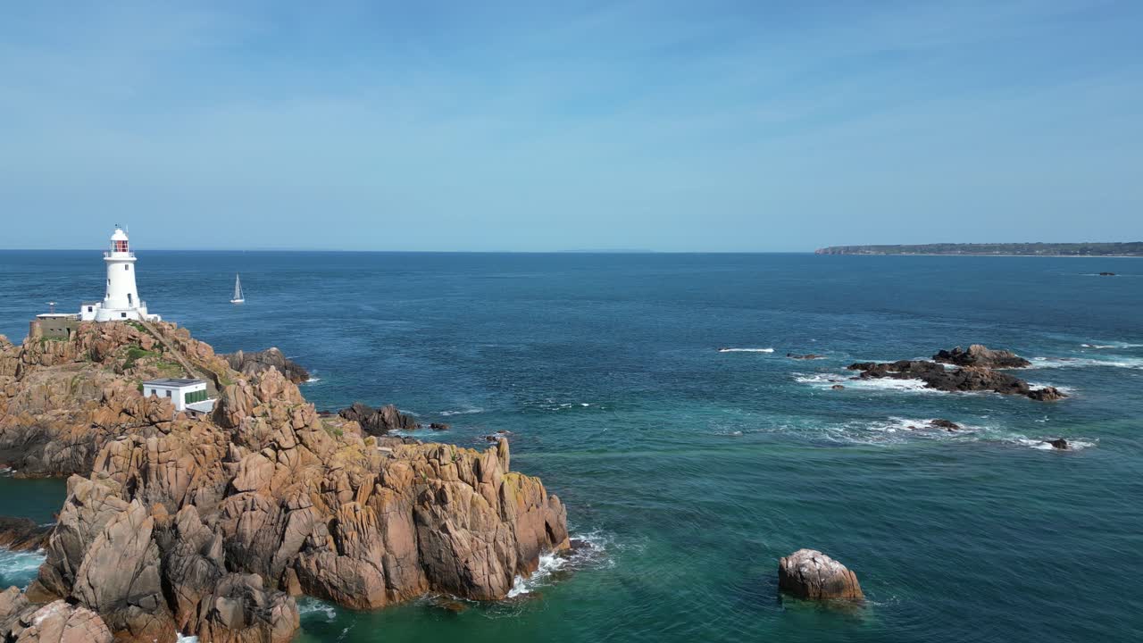 Ripresa aerea panoramica a bassa quota da drone di La Corbière, Jersey