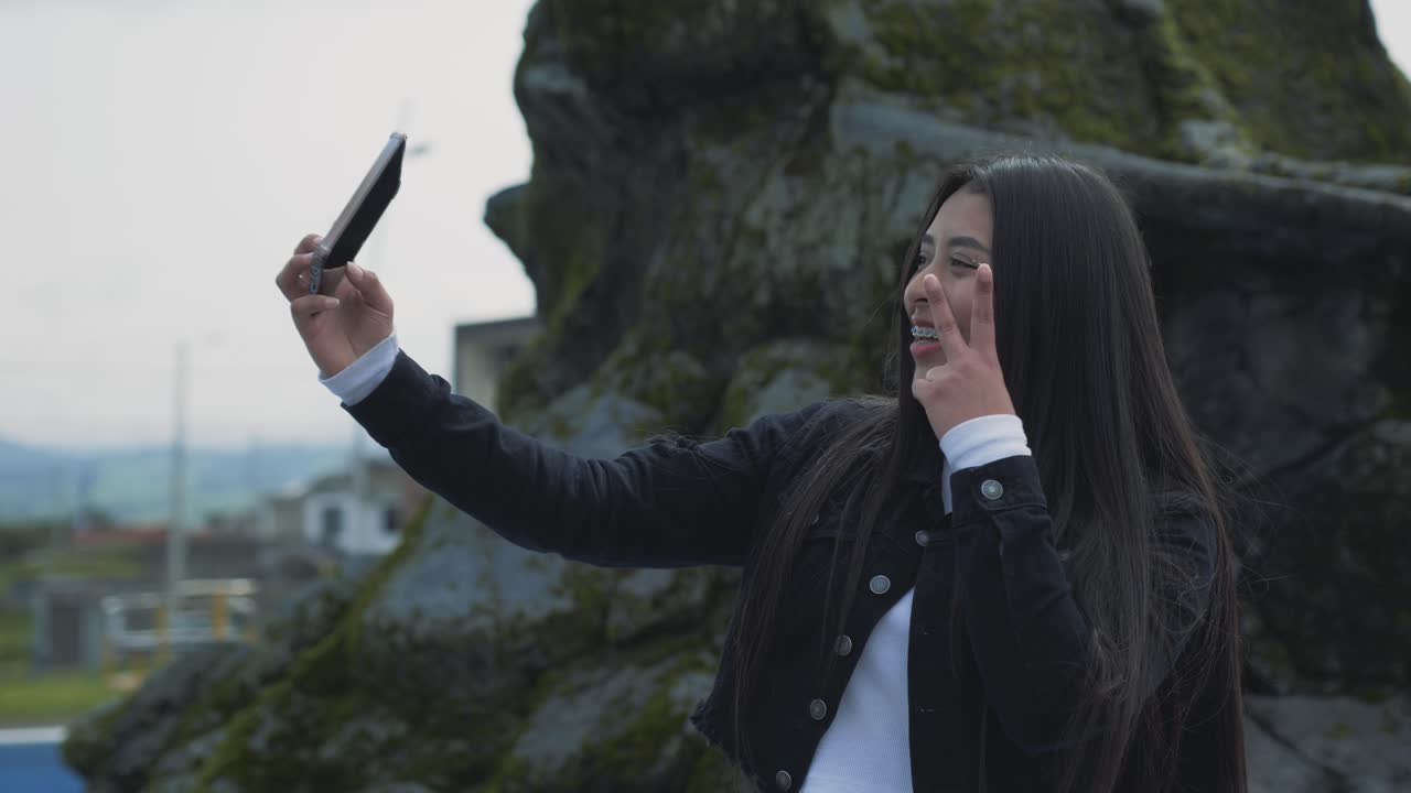 joven hispana posando para un selfie