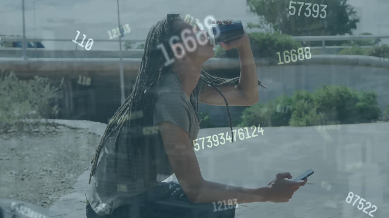 animación del procesamiento de datos sobre una mujer afroamericana que usa un teléfono inteligente