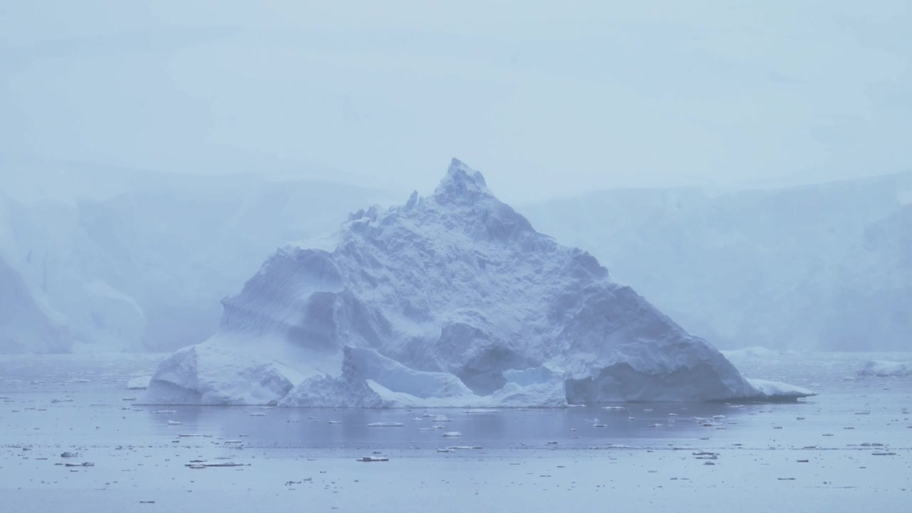 南極の風景：南極半島の広大なドラマチックな景観に広がる氷山と氷。青い冬の海岸に、大きく珍しい形をした美しい海の景色。