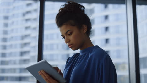 Empresaria-Africana-Trabajando-En-Una-Tableta-Digital-En-La-Oficina.-Tableta-De-Mujer-De-Negocios