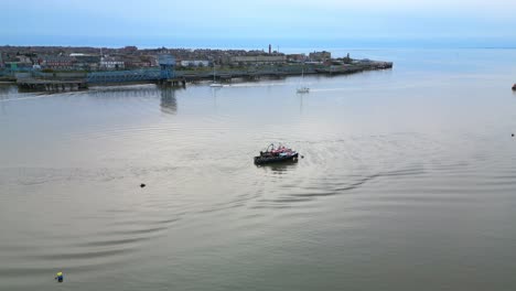 Lotsenboote-Warten-Darauf,-Dass-Yachten-In-Der-Abenddämmerung-Auf-Ruhigem-Wasser-An-Der-Mündung-Des-Flusses-Wyre-In-Fleetwood,-Lancashire,-Großbritannien,-Nach-Hause-Zurückkehren