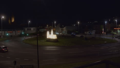 Escena-Nocturna-En-La-Rotonda-De-Trafalgar-En-Truro,-Cornwall-Con-Catedral-En-Miniatura-Y-Decoración-De-Luces-Navideñas