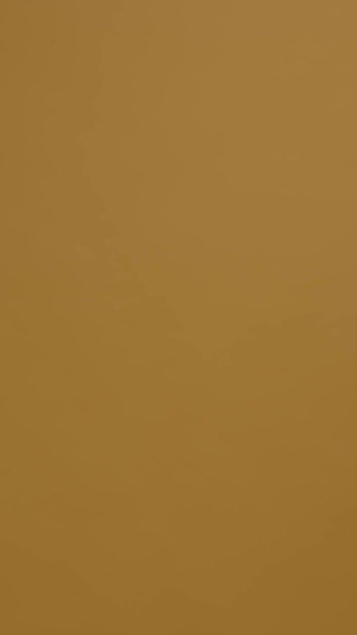 mujer con café y teléfono