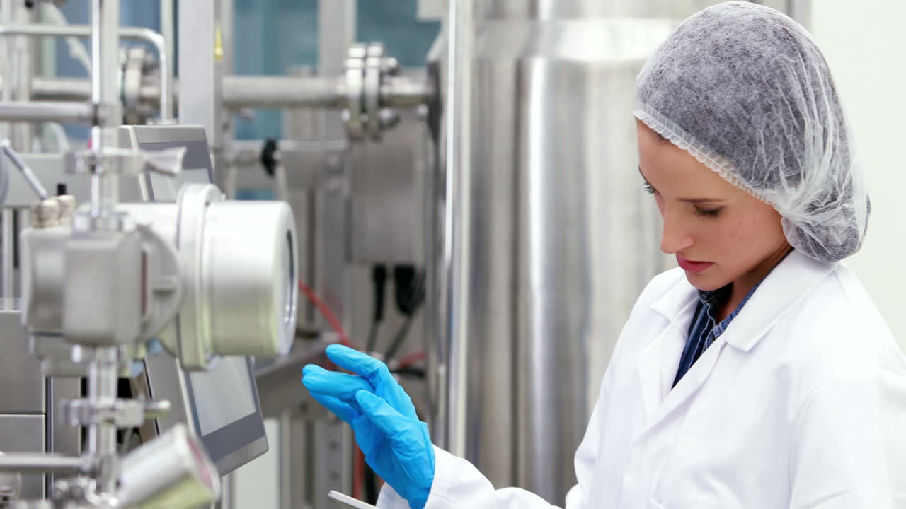 cervecero comprobando los grifos y medidores