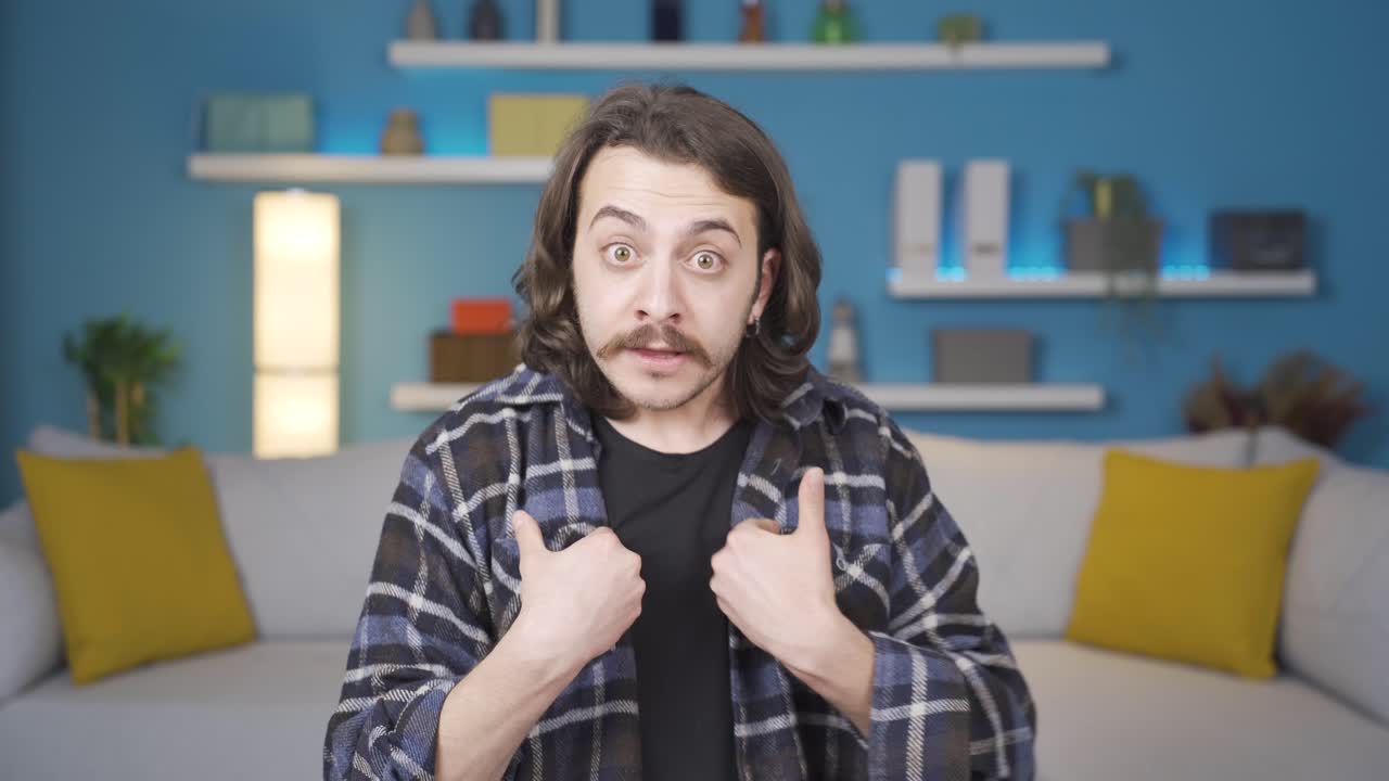 성공적이고 야심찬 사람이죠. 그의 성공을 축하하고 있습니다.