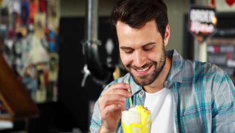 hombre feliz bebiendo batido de leche