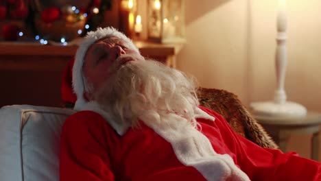 santa claus durmiendo en el sofá