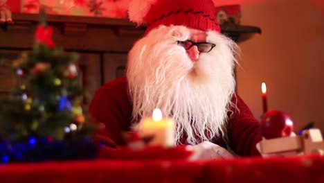 santa jugando con manzanas y camión de juguete de madera