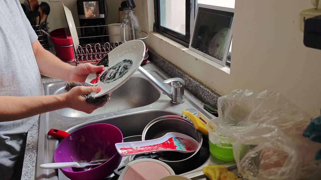 남자가 접시를  ⁇ 습니다.