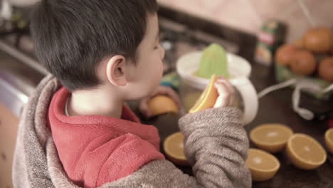 Niño-Le-Encanta-Lamer-Naranja-Antes-De-Hacer-Jugo