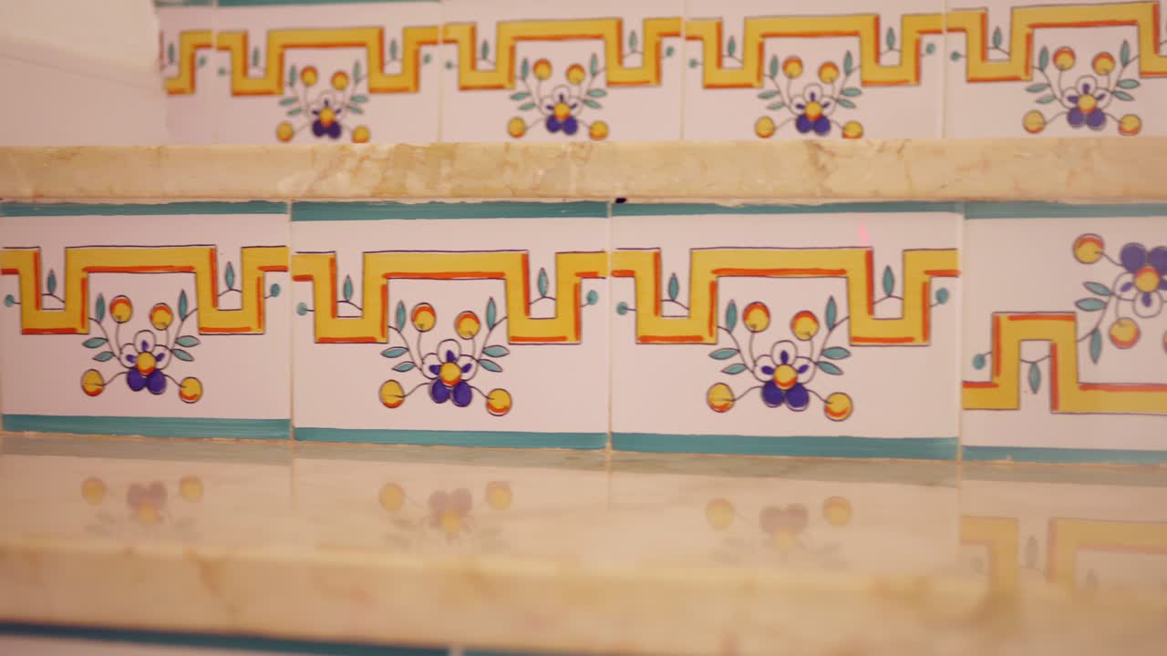 스페인의 가정 부동산에서 계단을 위한 전형적인 세라 ⁇  디자인