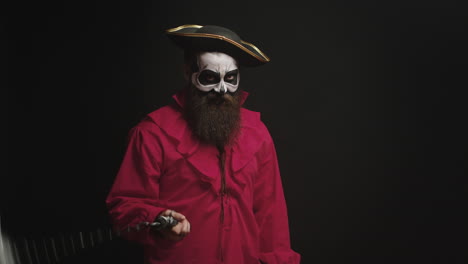 Bearded-man-with-makeup-and-pirate-costume