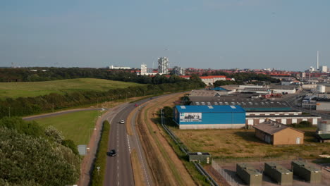 Luftaufnahme-Des-Industriegebiets-Von-Esbjerg,-Dänemark.-Drohnenansicht,-Die-Den-Im-Bau-Befindlichen-Esbjerg-Turm-Im-Hintergrund-Zeigt