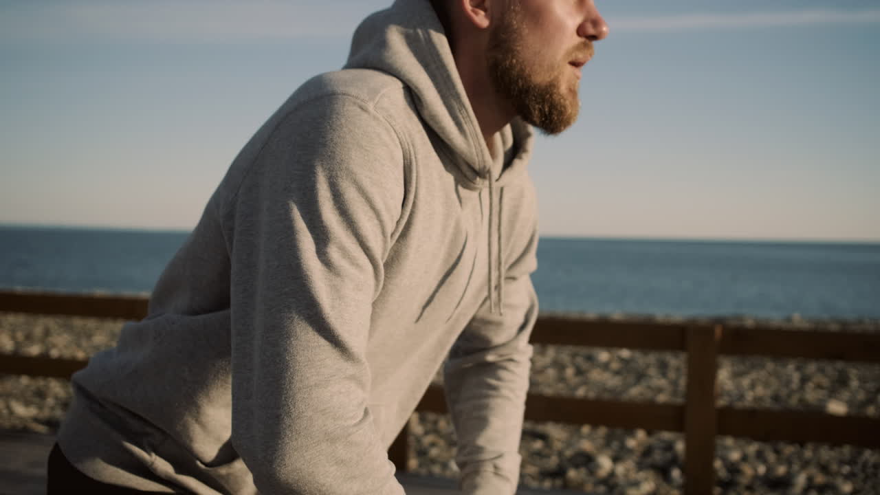 L'uomo che si rilassa al mare