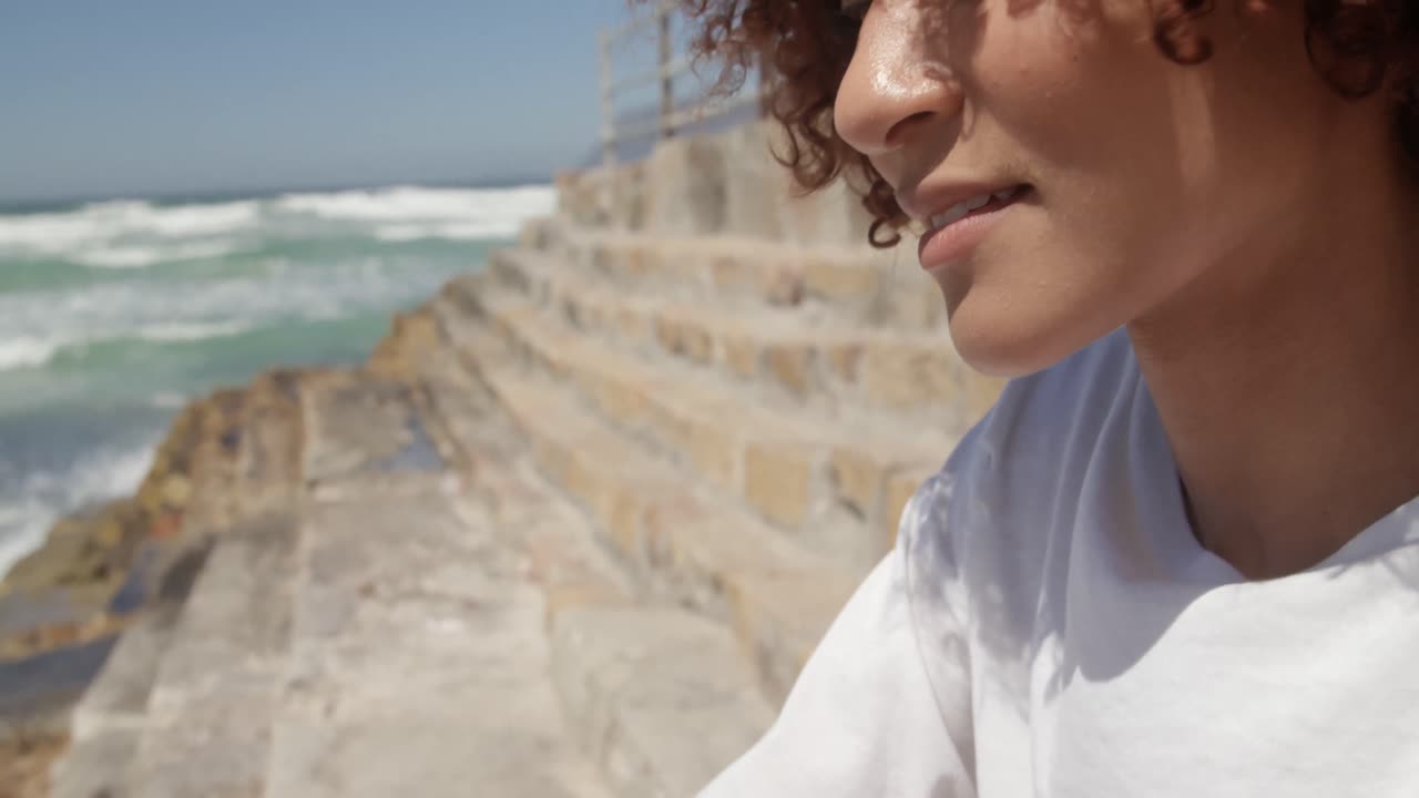 mujer usando teléfono móvil en la playa 4k