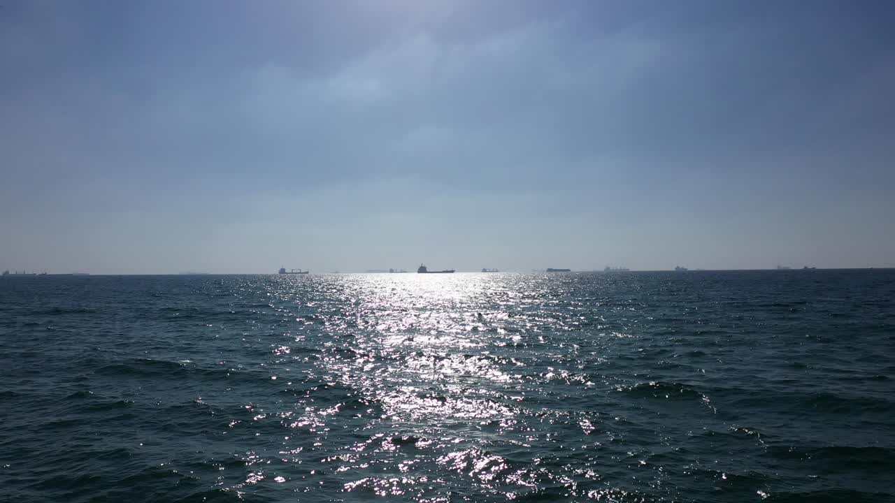 은 날 에 배 들 이 있는 바다 장면