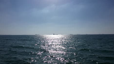 escena del océano con barcos en un día soleado