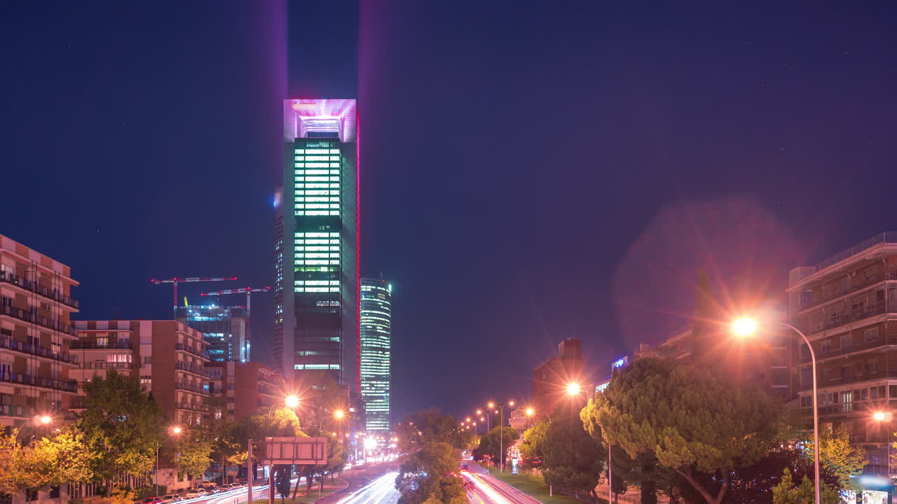 timelapse nocturno de la zona empresarial de cuatro torres en madrid, españa