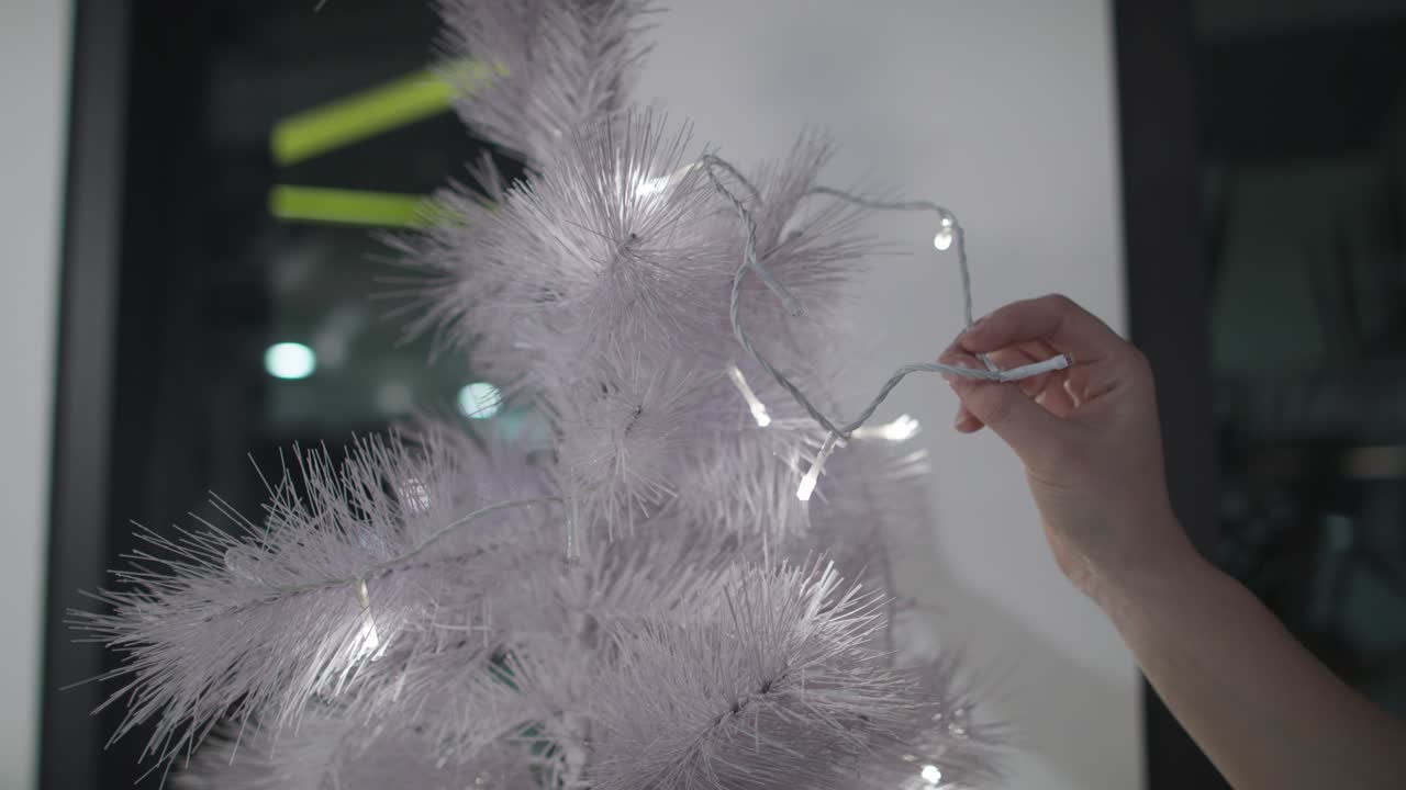 아름다운 손 은 하 크리스마스 트리에 불을 켜서 집을 장식합니다.