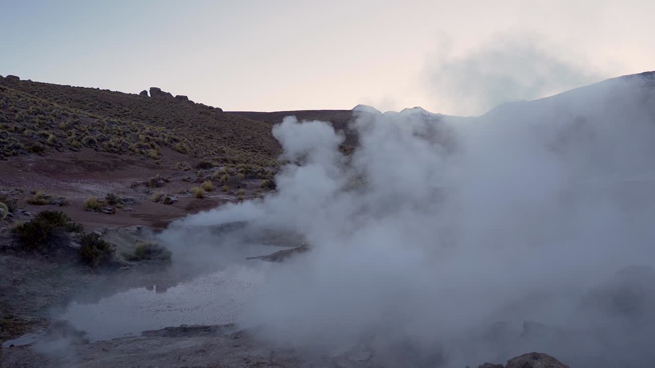 géiseres el tatio humeando antes del amanecer en el desierto de atacama en chile, sudamérica
