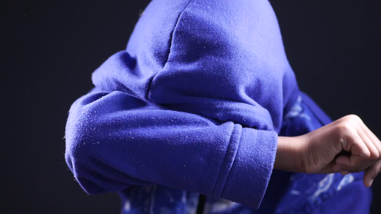 persona que cubre el rostro con el brazo